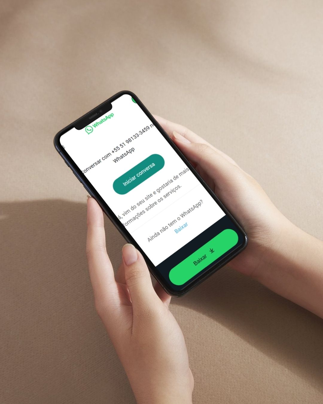 Smartphone em mãos com interface do whatsapp.